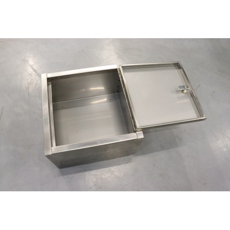 Skrzynka nierdzewna zamykana na klucz